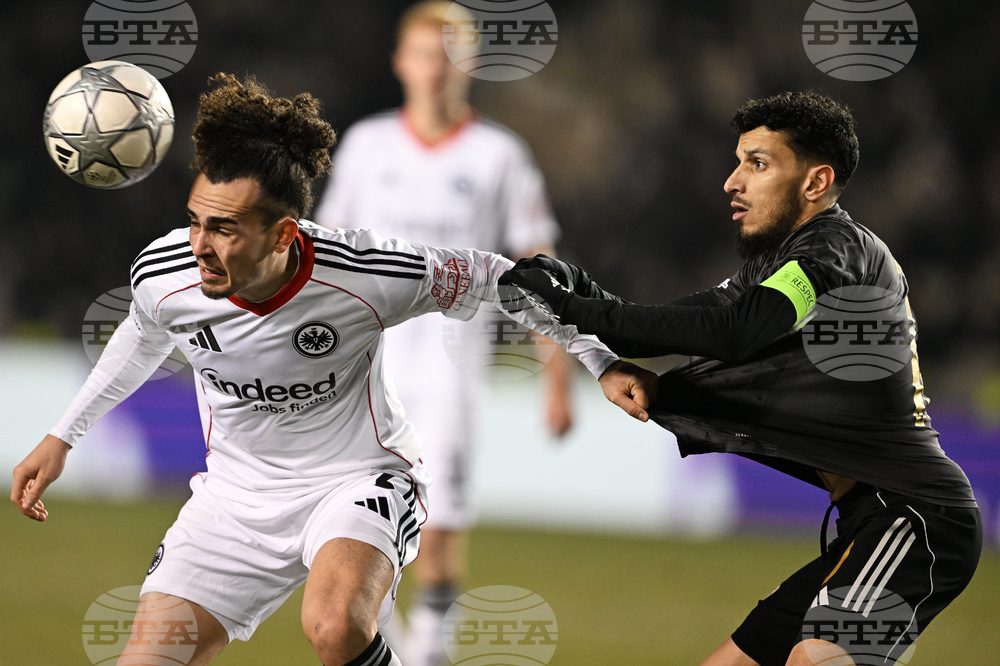 В Айнтрахт не са разсеяни от проблемите с треньорския пост и ще търсят достойно излизане от Шампионската лига