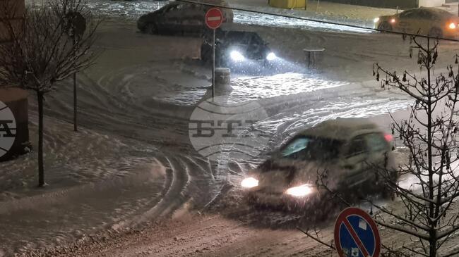 Заради обилния снеговалеж в Кюстендилско са въведени ограничения за движението на автомобили над 12 тона