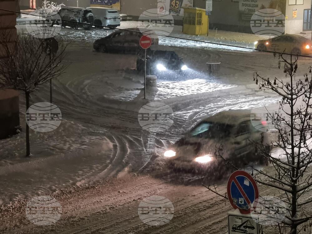 Заради обилния снеговалеж в Кюстендилско са въведени ограничения за движението на автомобили над 12 тона