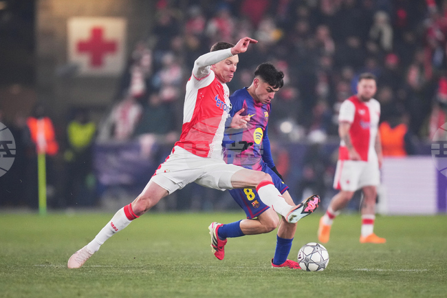 Халфът на Барселона Педри ще отсъства от игра поне месец заради контузия