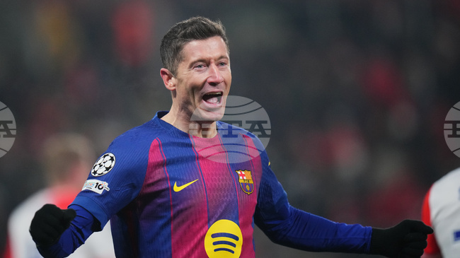 Нападателят Роберт Левандовски е готов да намали заплатата си, за да остане в Барселона