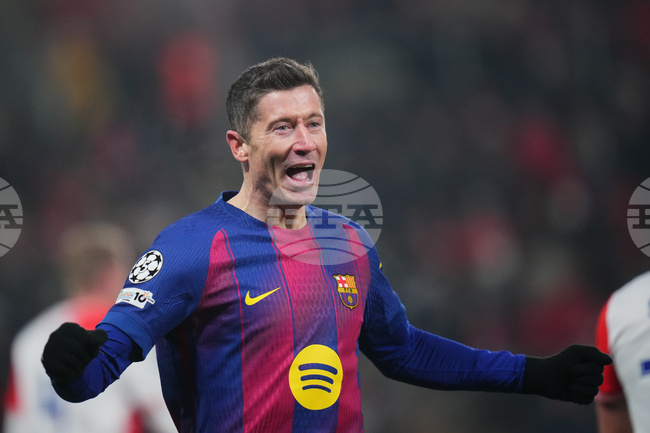 Нападателят Роберт Левандовски е готов да намали заплатата си, за да остане в Барселона