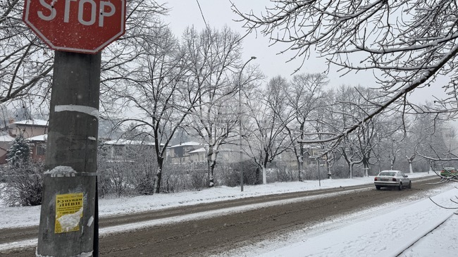 Пътищата в община Казанлък са обработвани против заледяване през цялата нощ, дейностите продължават и в момента