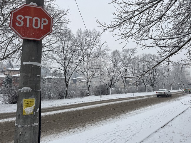 Пътищата в община Казанлък са обработвани против заледяване през цялата нощ, дейностите продължават и в момента