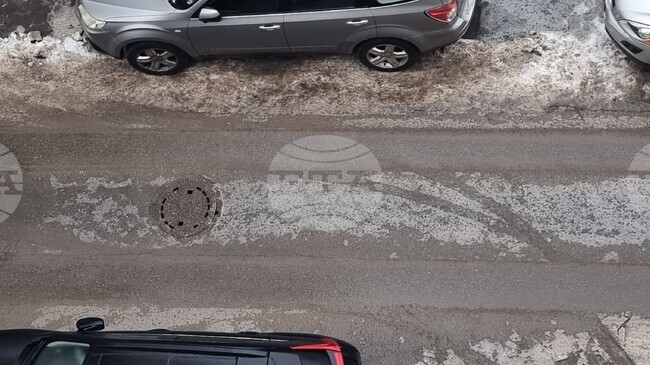 Поледица затруднява движението на автомобили и пешеходци в Русе