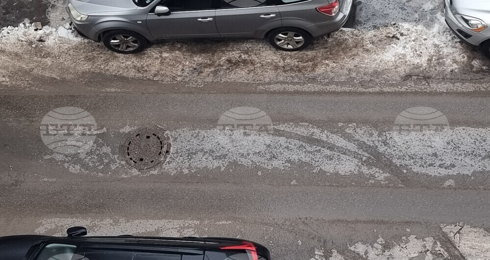 Поледица затруднява движението на автомобили и пешеходци в Русе