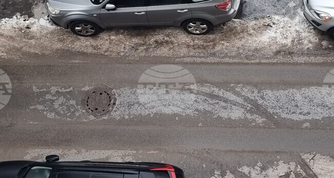 Поледица затруднява движението на автомобили и пешеходци в Русе