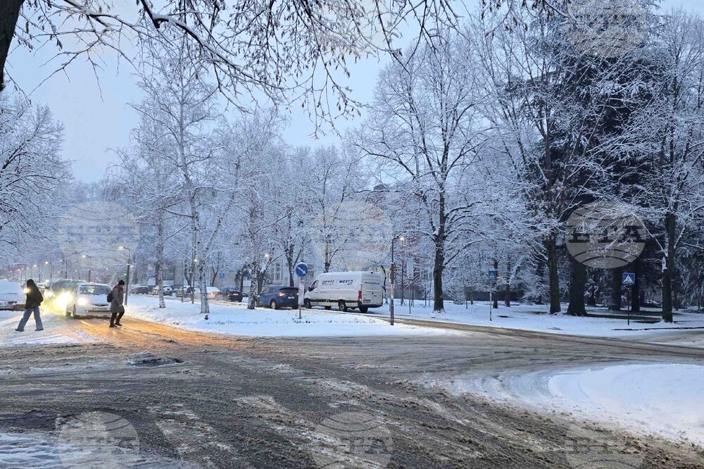 Сняг валя в цялата област Кърджали, републиканските пътища са проходими при зимни условия 