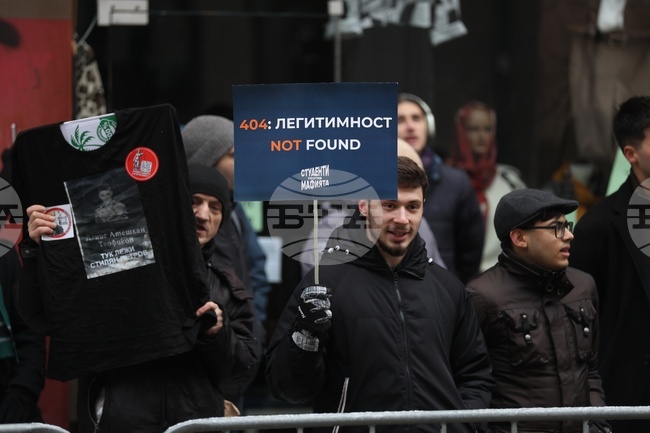 Граждани протестират пред ВСС с искане за оставката на и.ф. главен прокурор Борислав Сарафов 