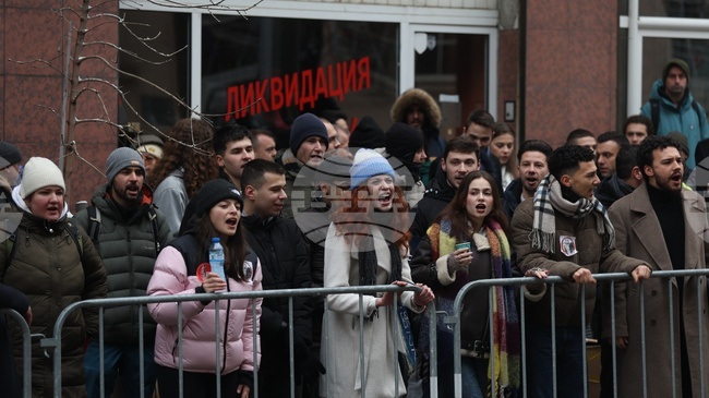 Граждани протестират пред ВСС с искане за оставката на и.ф. главен прокурор Борислав Сарафов 