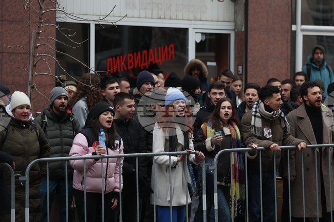 Граждани протестират пред ВСС с искане за оставката на и.ф. главен прокурор Борислав Сарафов 