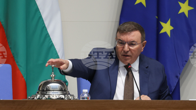 С декларации на парламентарни групи, в които беше засегнато разглеждането на Изборния кодекс, започна заседанието на парламента 