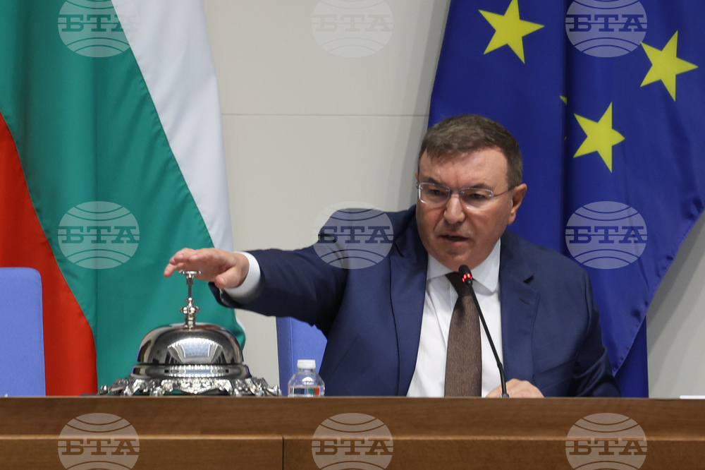 С декларации на парламентарни групи, в които беше засегнато разглеждането на Изборния кодекс, започна заседанието на парламента 