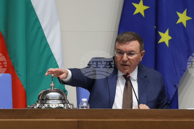 С декларации на парламентарни групи, в които беше засегнато разглеждането на Изборния кодекс, започна заседанието на парламента 