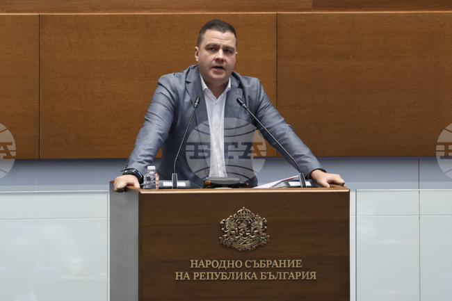 Една от последните фалшиви опорки на ПП – ДБ е свързана с промените в Изборния кодекс, заявиха в декларация от „Има такъв народ“