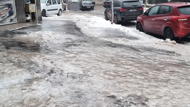 Заради поледицата в Русе повече от 30 души с травми и счупвания са преминали от сутринта през спешните отделения на двете болници