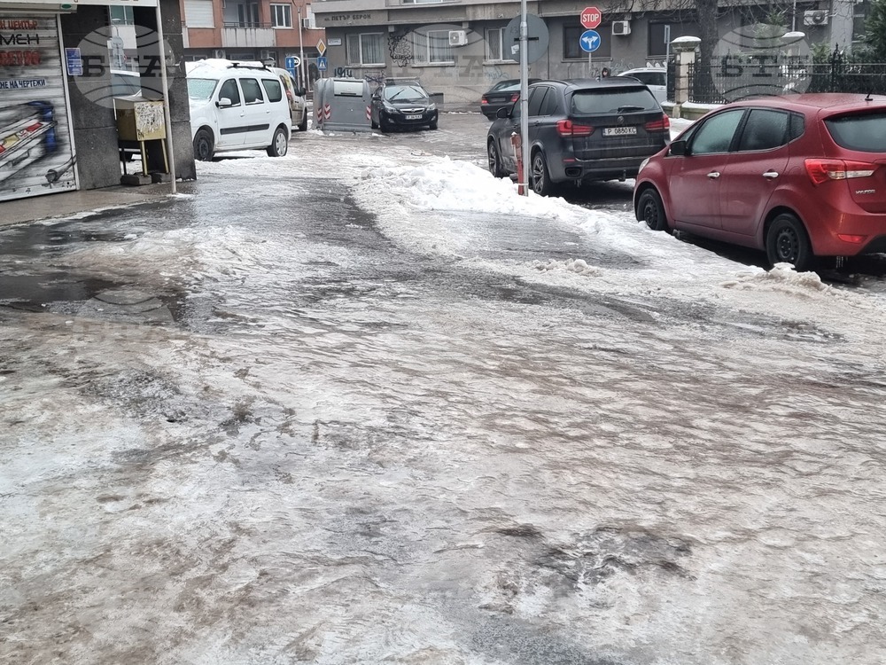 Заради поледицата в Русе повече от 30 души с травми и счупвания са преминали от сутринта през спешните отделения на двете болници