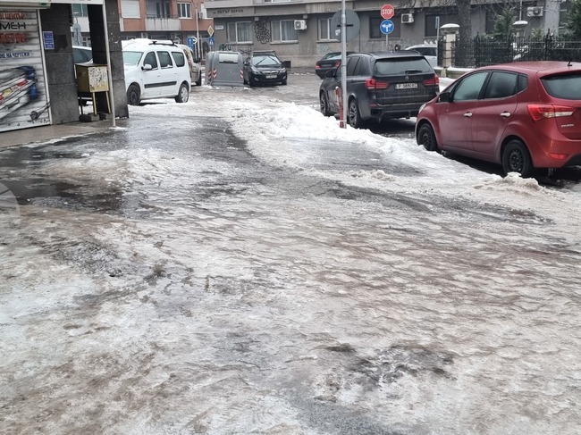 Заради поледицата в Русе повече от 30 души с травми и счупвания са преминали от сутринта през спешните отделения на двете болници