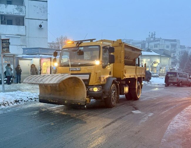 Екипите на три фирми работят по обработката на пътищата срещу заледявания в община Русе