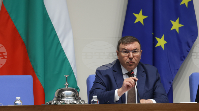 Заседанието на парламента беше прекъснато при обсъждането на предложението за включване на Изборния кодекс в дневния ред