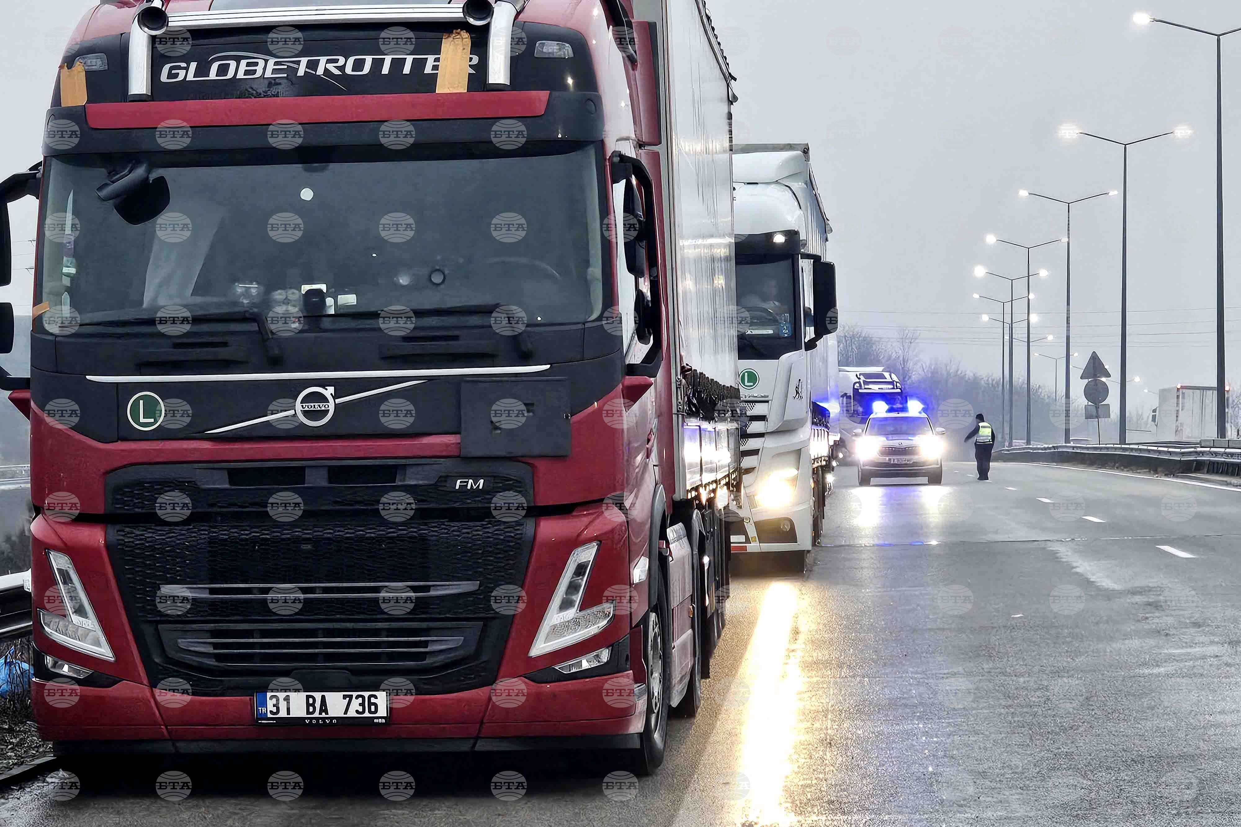 Силно интензивен е трафикът за товарни автомобили на изхода на ГКПП „Капитан Андреево“ и „Лесово“