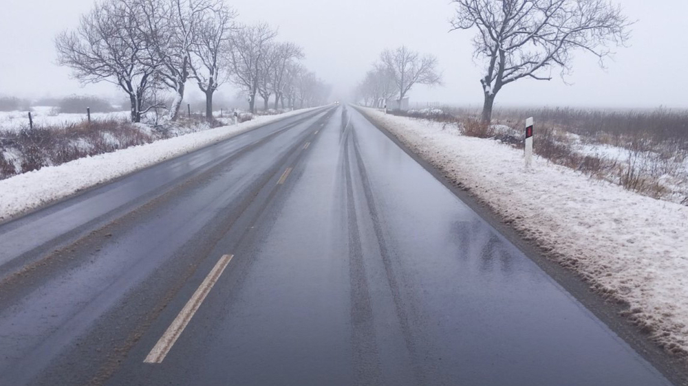 Ограничено е движението на тежкотоварни автомобили по АМ "Тракия" в област София поради снегопочистване в района на тунел „Траянови врата“