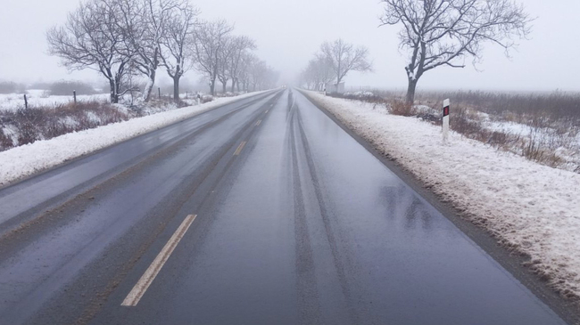 Ограничено е движението на тежкотоварни автомобили по АМ "Тракия" в област София поради снегопочистване в района на тунел „Траянови врата“