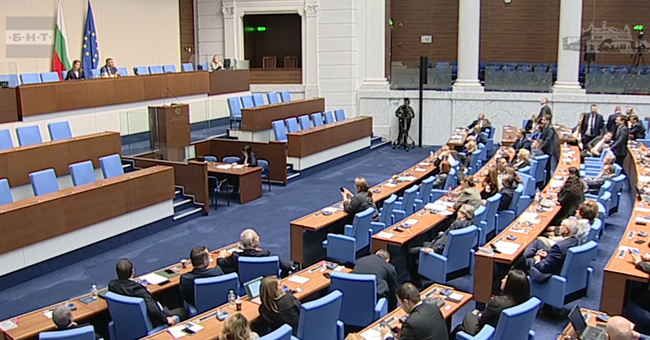 Заседанието на парламента беше прекъснато при обсъждането на предложението за включване на Изборния кодекс в дневния ред