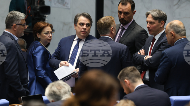 Парламентът излезе в нова почивка, след като за кратко възобнови заседанието си и проверка показа липса на кворум