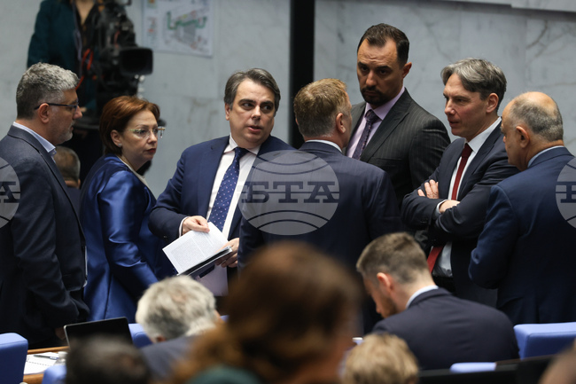 Парламентът излезе в нова почивка, след като за кратко възобнови заседанието си и проверка показа липса на кворум