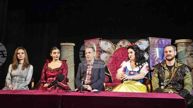 Със спектакъла "Снежанка и седемте джуджета" учим децата да бъдат добри и съпричастни към болката, каза режисьорът Румен Куртев в Добрич