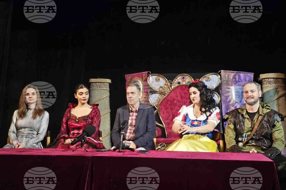 Със спектакъла "Снежанка и седемте джуджета" учим децата да бъдат добри и съпричастни към болката, каза режисьорът Румен Куртев в Добрич