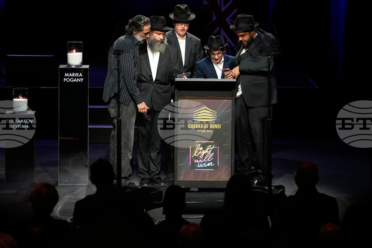 В Австралия запазиха мълчание и запалиха свещи в деня на