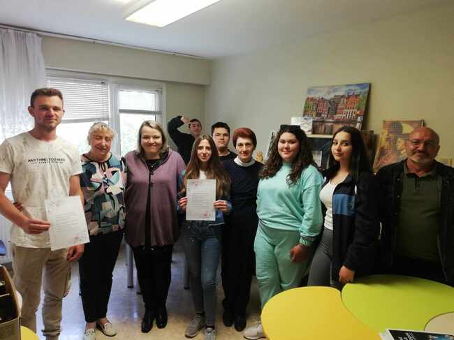 Кубратската комисия и ученици от ЦПЛР „Максим Горки“ отбелязаха международни яден на прегръдката