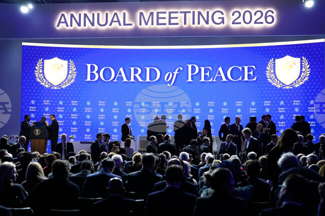 Франция каза, че засега няма да се присъедини към Съвета за мир