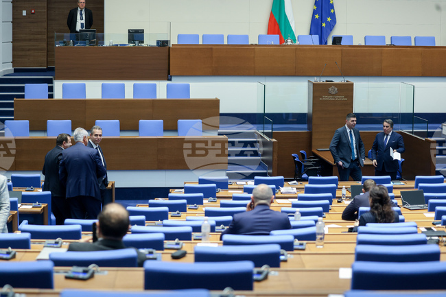 Парламентът не успя да започне работа поради липса на кворум, следващият опит е след половин час