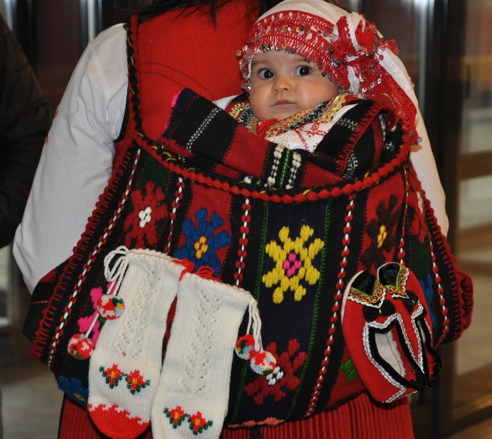 Община Разлог: Бабинден! Ден, в който отдаваме почит на бабите и на всички, които с любов и всеотдайност помагат новият живот да се роди