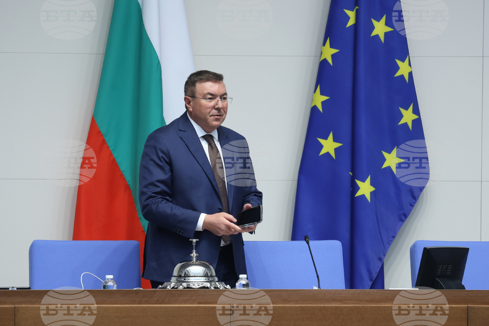 Заседанието на парламента бе прекъснато, докато приключат консултациите на ИТН при президента