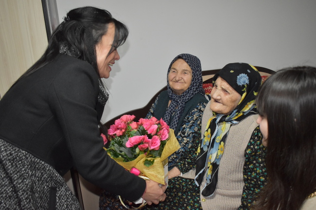 Община Разград: Заместник-кметът Хабибе Расим поздрави столетничка от Дянково