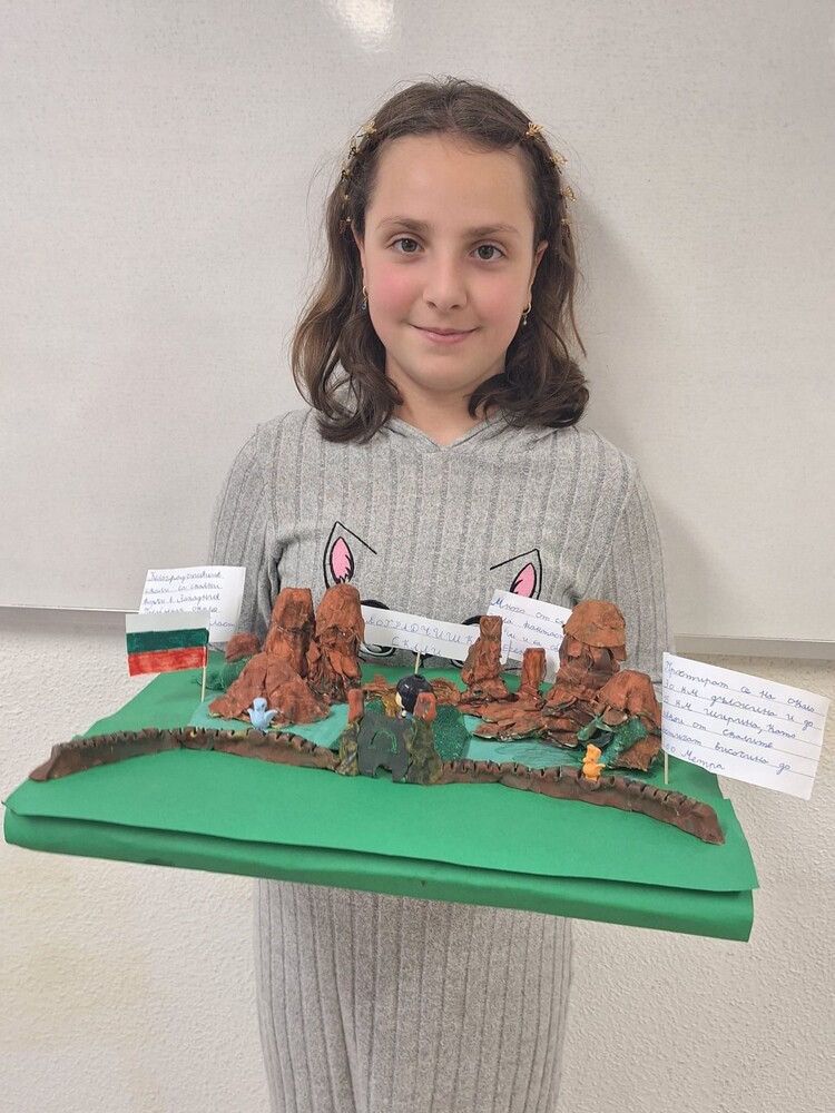 Третокласничката Еслем Карай от Българското училище „Паисий Хилендарски“ в Памплона, Испания, изработи макет на Белоградчишките скали