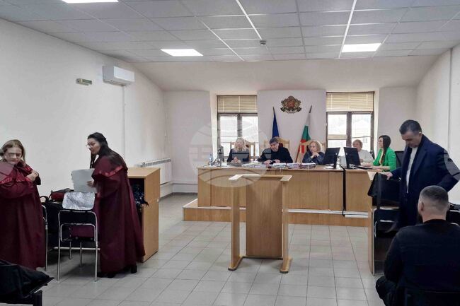В Районния съд в Пловдив продължава делото "Дебора", адвокатите на подсъдимия Георгиев заявиха, че процесът е режисиран