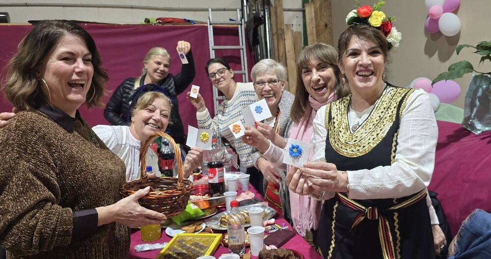 Танцьорите от самодейния фолклорен ансамбъл „На мегдана“ в Гандия, Испания, отбелязаха Бабинден 