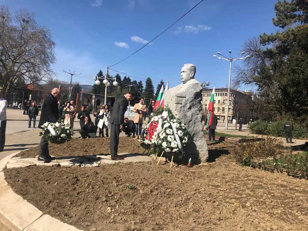 МВнР: Заместник - министър Костадин Коджабашев се поклони пред паметта на петимата кюстендилци, дали началото на Кюстендилската акция за спасяването българските евреи