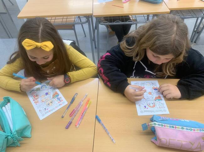 Картички по повод празника Бабинден изработваха ученици от Българското училище „Св. Иван Рилски“ в Хатива, Испания