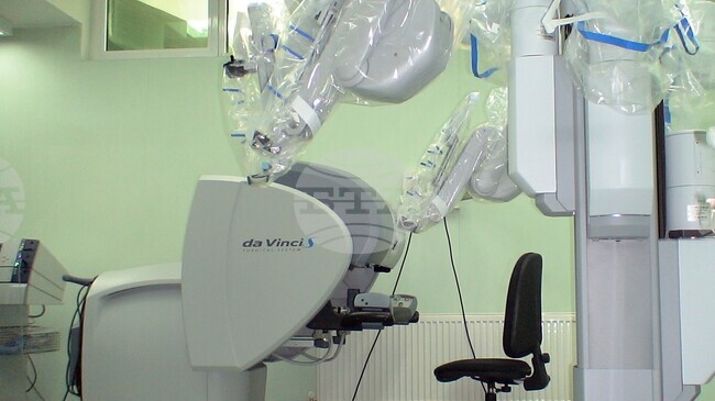 На 28 януари 2008 г. в Университетската болница в Плевен е извършена първата хирургическа операция в България по метода на телехирургията с робот „Да Винчи“
