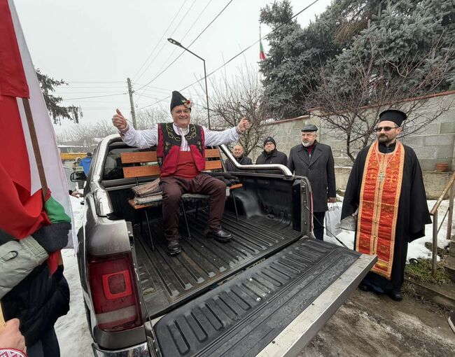 ОА Русе: Ден след Бабинден единствено от цяла България в Черешово празнуваха и Дядовден за 69-и път. За първи път обаче дядото се качи на високопроходим джип вместо на каруца, магарето не успя да качи баира 