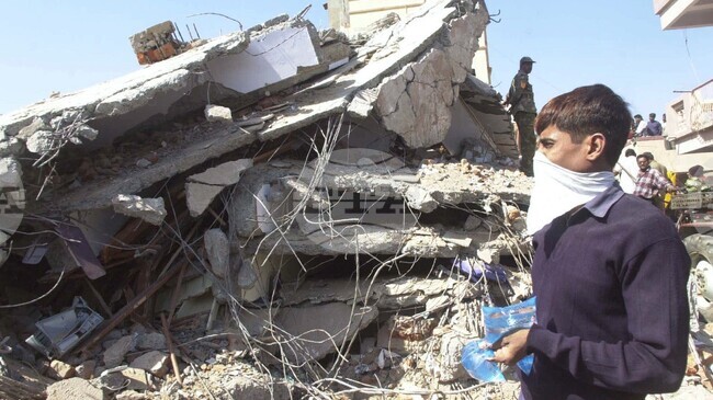 Земетресение с магнитуд 7,7 по Рихтер разлюлява Индия и Пакистан на 26 януари 2001 г., загиват около 20 000 души