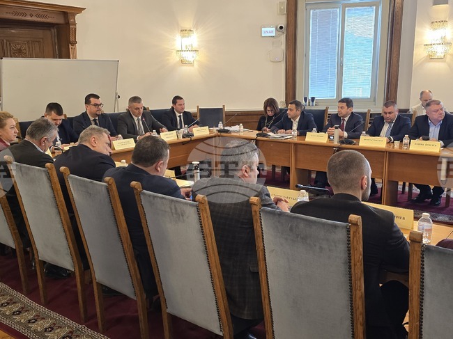 Промени в правилата за пътни камери и предложение за регистрация на електрическите тротинетки прие на първо четене транспортната комисия в НС