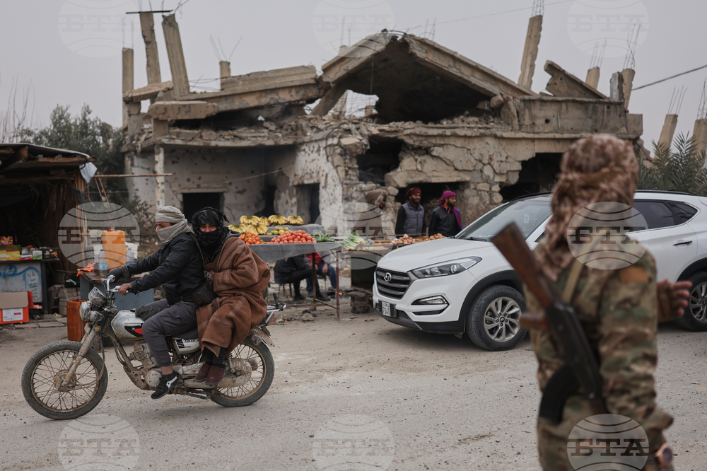 Комендантски час е наложен в главния град в кюрдския район в Сирия Камишли, където започва разполагането на правителствени сили