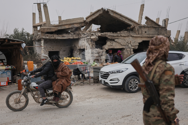 Комендантски час е наложен в главния град в кюрдския район в Сирия Камишли, където започва разполагането на правителствени сили